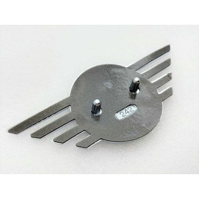EMBLEMA TRASERO MINI F55 F56 F57 PLATA FONDO ROJO OEM: 51142465242