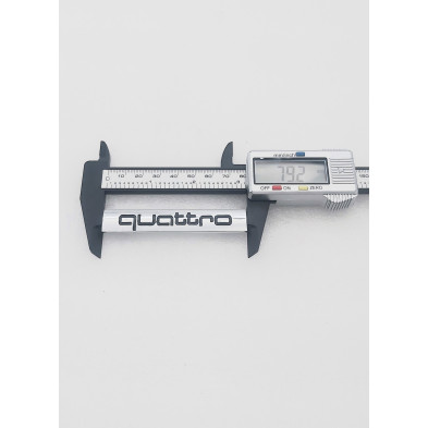 EMBLEMA DE PARRILLA AUDI QUATTRO NEGRO