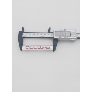 EMBLEMA DE PARRILLA AUDI QUATTRO ROJO