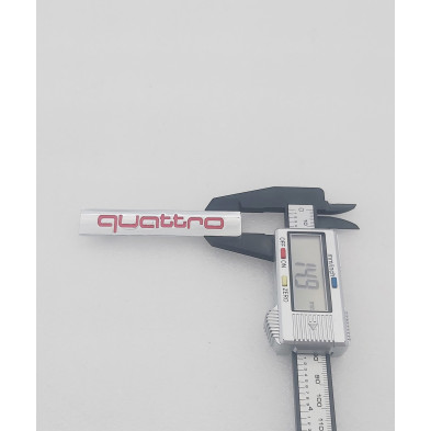 EMBLEMA DE PARRILLA AUDI QUATTRO ROJO