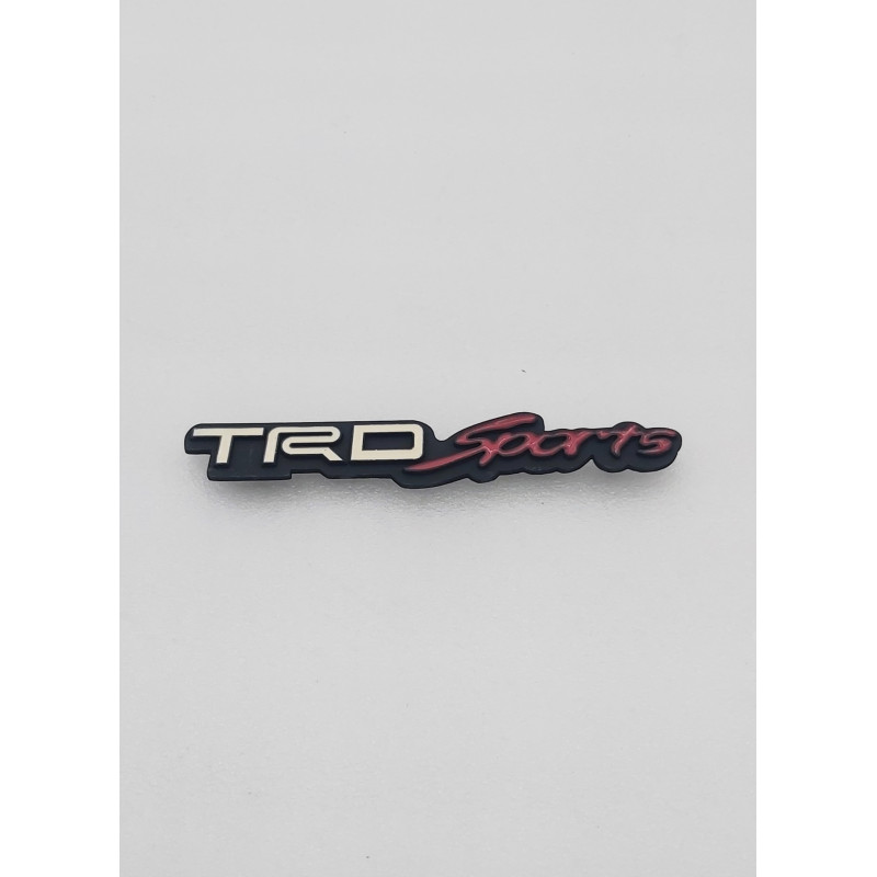 EMBLEMA DE PARRILLA TOYOTA TRD SPORTS BLANCO Y ROJO