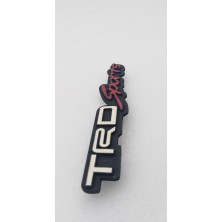 EMBLEMA DE PARRILLA TOYOTA TRD SPORTS BLANCO Y ROJO