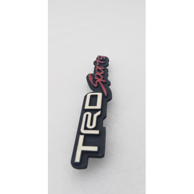EMBLEMA DE PARRILLA TOYOTA TRD SPORTS BLANCO Y ROJO