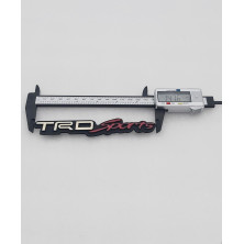 EMBLEMA DE PARRILLA TOYOTA TRD SPORTS BLANCO Y ROJO