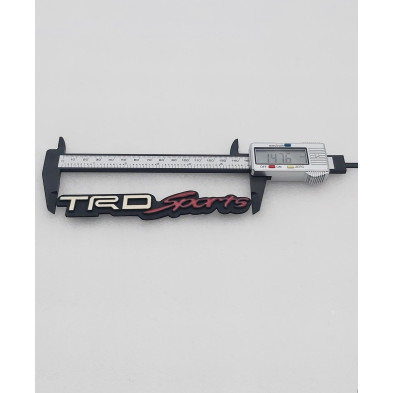 EMBLEMA DE PARRILLA TOYOTA TRD SPORTS BLANCO Y ROJO