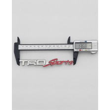 EMBLEMA DE PARRILLA TOYOTA TRD SPORTS BLANCO Y ROJO