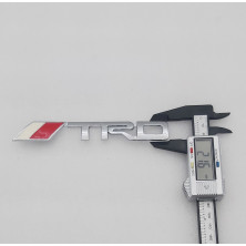 EMBLEMA DE PARRILLA TOYOTA TRD PLATA