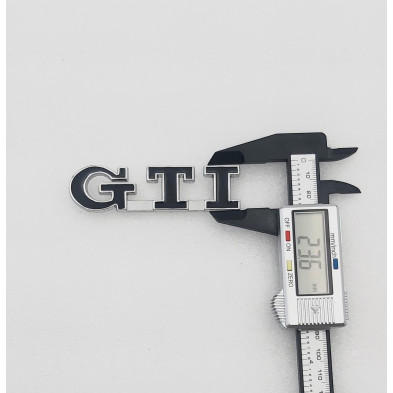EMBLEMA DE PARRILLA VW GTI NEGRO