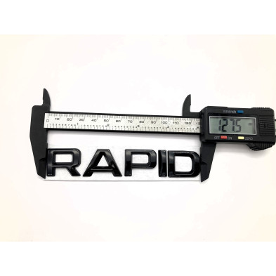 EMBLEMA LOGO TRASERO SKODA RAPID NEGRO