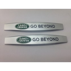 2 emblemas laterales land rover go beyond mate