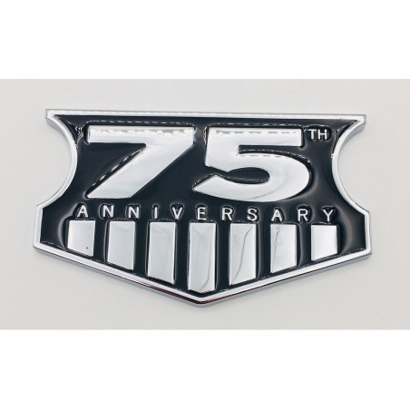 EMBLEMA METÁLICO 75 ANIVERSARY 10 x 6 cm