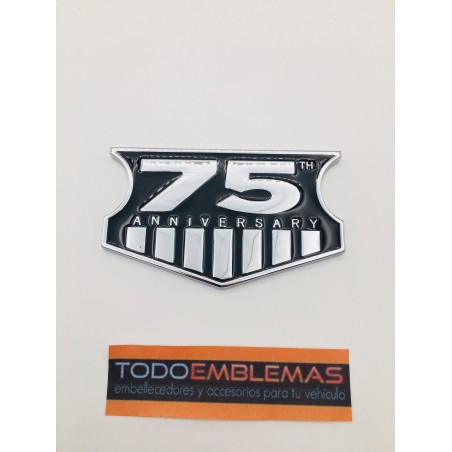 EMBLEMA METÁLICO 75 ANIVERSARY 10 x 6 cm