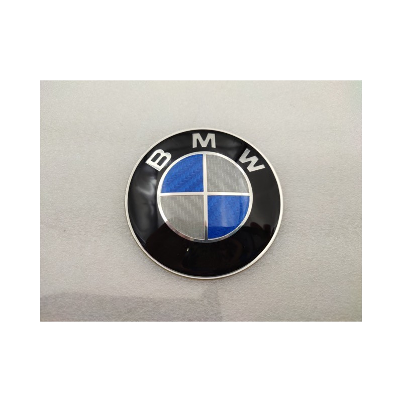 CHAPA ADHESIVA BMW AZUL Y BLANCO CARBONO 67MM