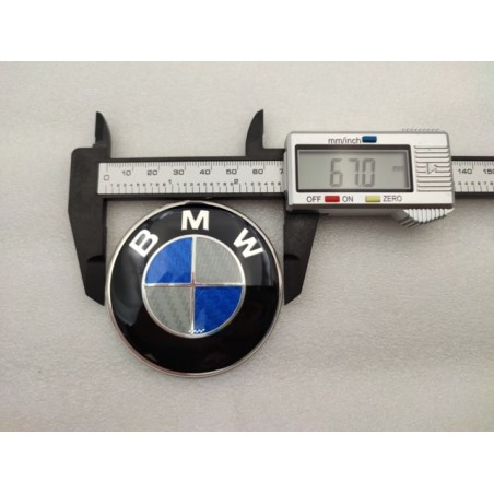 CHAPA ADHESIVA BMW AZUL Y BLANCO CARBONO 67MM