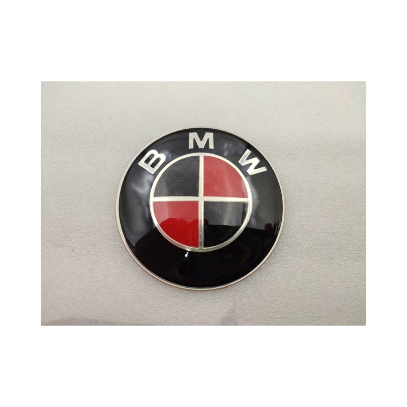 CHAPA ADHESIVA BMW ROJO Y NEGRO CARBONO 78MM