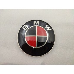 CHAPA ADHESIVA BMW ROJO Y NEGRO CARBONO 67MM