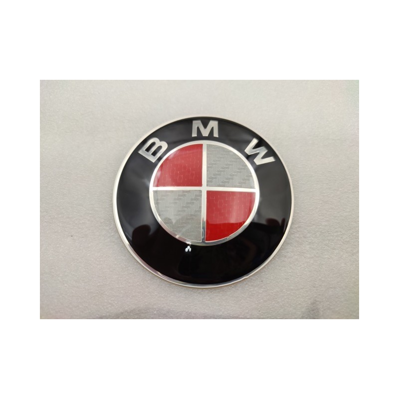 CHAPA ADHESIVA BMW ROJO Y PLATA CARBONO 78MM