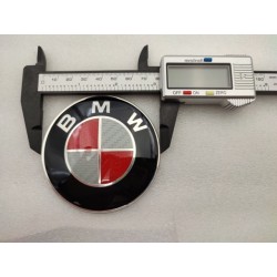 CHAPA ADHESIVA BMW ROJO Y PLATA CARBONO 67MM