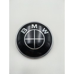 Emblema capot bmw rojo y negro carbono 82mm